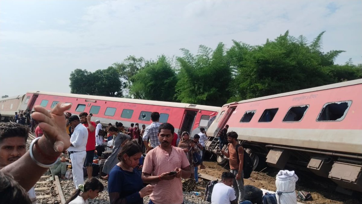 KaranKu92501545's tweet photo. If you want to commit suicide then travel in Indian Railways once.  #TrainAccident #DibrugarhExpress #Dibrugarh #Railminister #RailAccident https://t.co/1Va1unGLeB