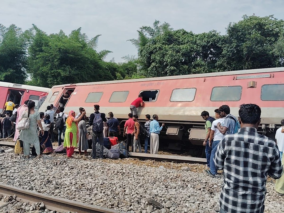 KaranKu92501545's tweet photo. If you want to commit suicide then travel in Indian Railways once.  #TrainAccident #DibrugarhExpress #Dibrugarh #Railminister #RailAccident https://t.co/1Va1unGLeB