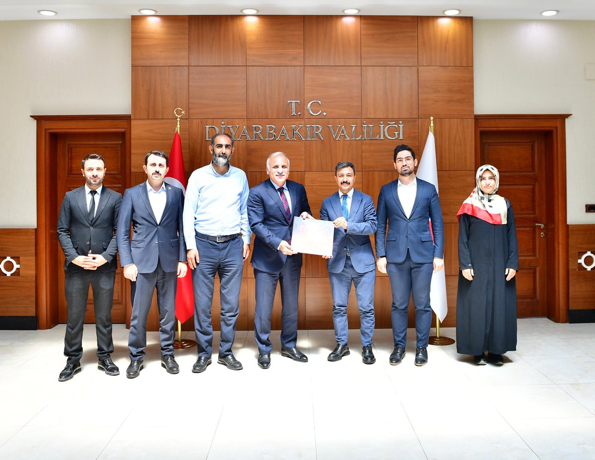 Türkiye Gençlik Vakfı (TÜGVA) #Diyarbakır İl Temsilcisi Ömer Buğday ve beraberindeki heyet,

Valimiz Murat Zorluoğlu'na hayırlı olsun ziyaretinde bulundu.

<a href="/vali_zorluoglu/">Murat Zorluoğlu</a> 
<a href="/tugvadiyarbakir/">TÜGVA Diyarbakır</a>