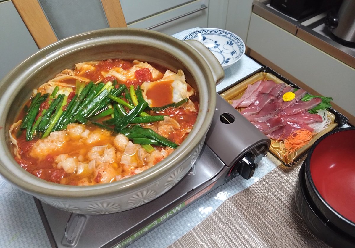 もつ鍋の商品紹介頁を見ていると、ニラとか小ねぎが綺麗に一列に並んでいるやつあるじゃないですか。 あれいいなあと思って挑戦したんです。  でも撮影しようとするとスゴクムズカシイ! すぐ崩れちゃう!  ふたり暮らしのおとりよせ日和 - 柚子桃 / 司馬漬け|少年エースplus  #ふたり暮らしのおとりよせ日和