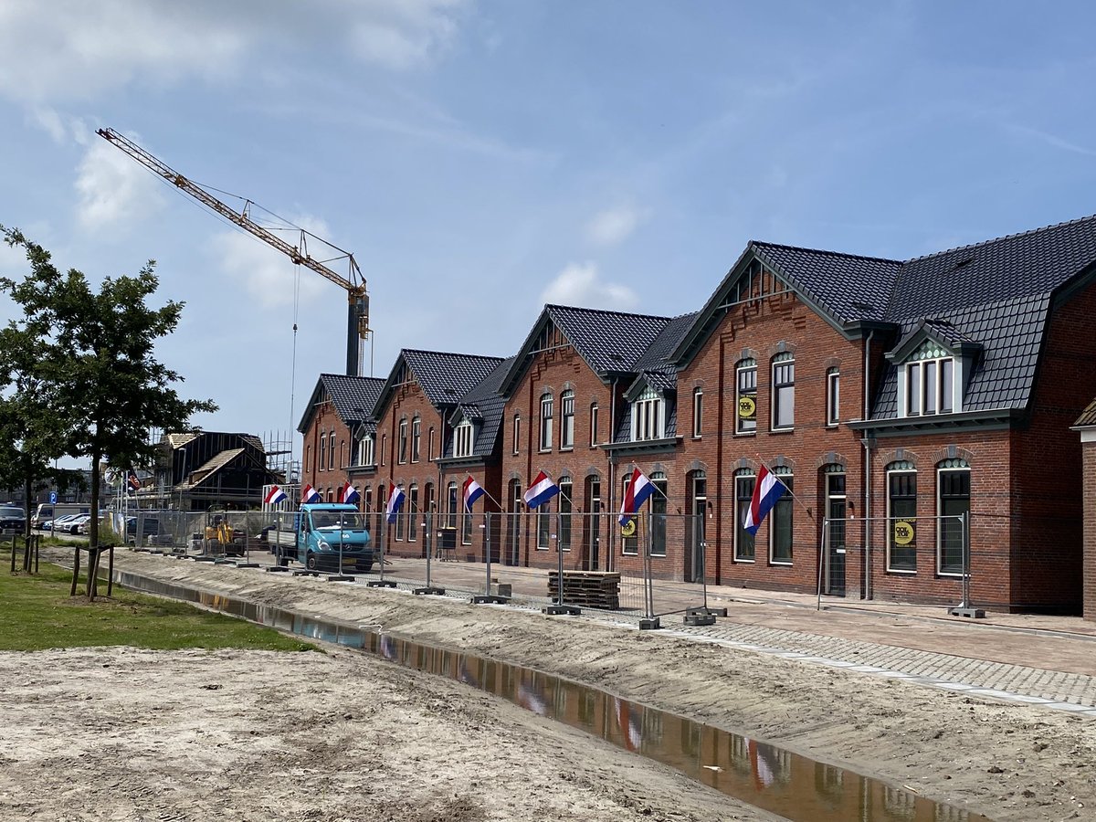 JP_Verhoef's tweet photo. De vlag is uit bij de eerste woningen van het prachtige project Molenwerf ! Ook de molen krijgt steeds meer vorm ! De Molenstichting kan nog wat steun gebruiken 😅 https:://www.heldersemolens.nl 👍 https://t.co/GxVY4YstfD