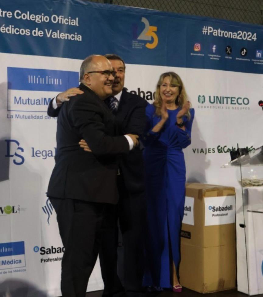 🏅El doctor Carlos Morillas, jefe de Endocrinología de <a href="/GVADrPeset/">DS Doctor Peset</a>, recibió la medalla del <a href="/IICOMV/">Colegio de Médicos de Valencia</a> como Colegiado de Honor de manos del Conseller de Sanidad, Marciano Gómez. Se hizo especial mención a su actividad docente en las últimas tres décadas.

¡Enhorabuena, Carlos! 👏🏻👏🏻👏🏻