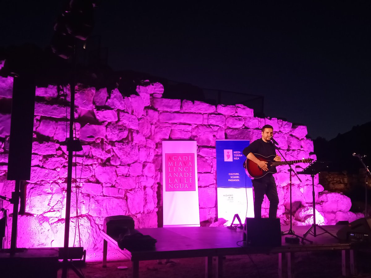 susannalliberos's tweet photo. Acabada de tornar de l'Alguer, del festival Mediterranea, encara ressonen en mi les veus @AfricaRamirez4 @PauAlabajos  Antoni Coronzu, @joanidell @FrancaMasu Paco Rodrigo. I sempre, la d'Estellés. Gràcies a @aepv_editorials i a @AVLoficial https://t.co/IU0I5FBqQF