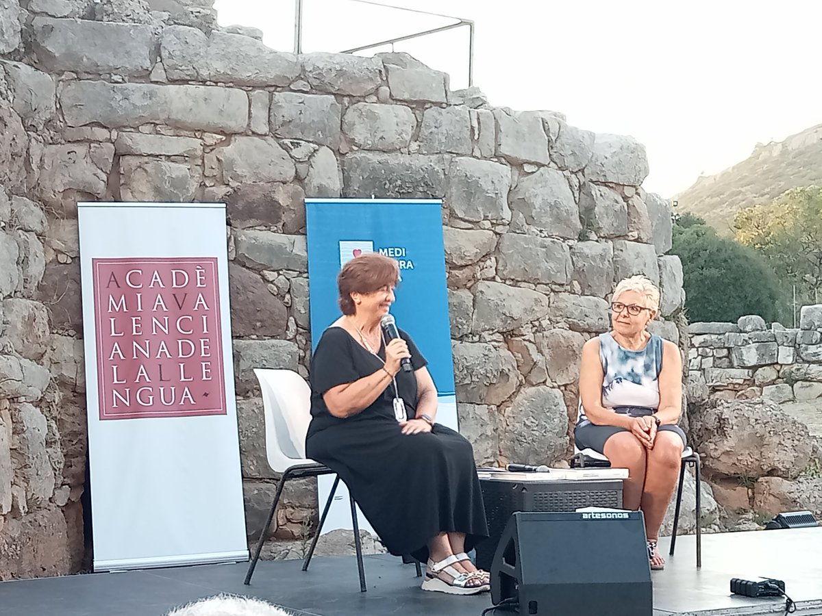 susannalliberos's tweet photo. Acabada de tornar de l'Alguer, del festival Mediterranea, encara ressonen en mi les veus @AfricaRamirez4 @PauAlabajos  Antoni Coronzu, @joanidell @FrancaMasu Paco Rodrigo. I sempre, la d'Estellés. Gràcies a @aepv_editorials i a @AVLoficial https://t.co/IU0I5FBqQF