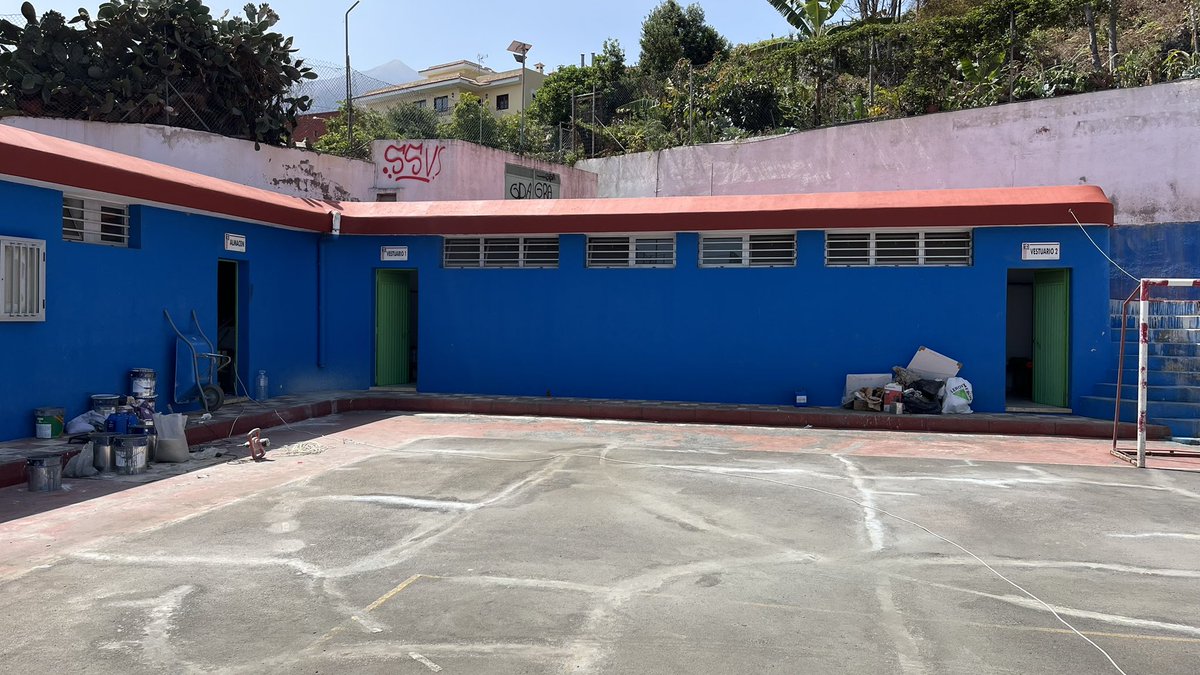 📣 Obras en marcha para el arreglo del polideportivo del barrio de El Amparo 🙌🏻⚽️🏀

✅ Se está llevando a cabo la reparación del pavimento, Impermeabilización de las cubiertas de los vestuarios y adecentamiento de toda la instalación.

#IcodSeMueve #MejorandoIcod