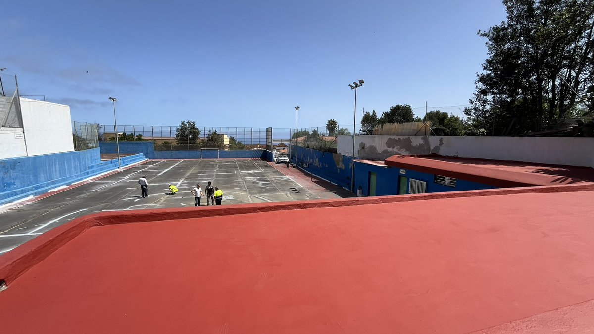 JavierSierraTF's tweet photo. 📣 Obras en marcha para el arreglo del polideportivo del barrio de El Amparo 🙌🏻⚽️🏀

✅ Se está llevando a cabo la reparación del pavimento, Impermeabilización de las cubiertas de los vestuarios y adecentamiento de toda la instalación.

#IcodSeMueve #MejorandoIcod https://t.co/ZcvtswxQIp