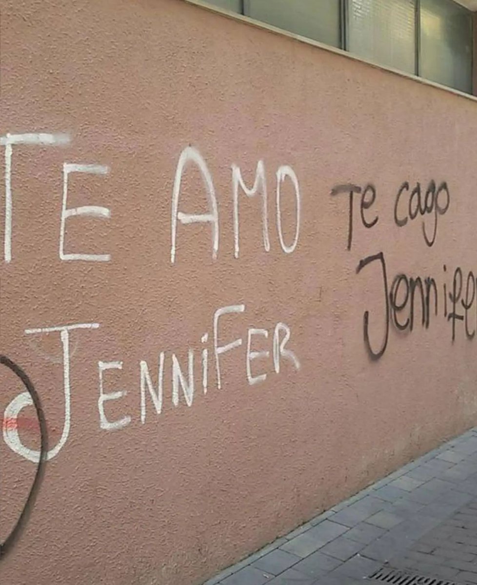 Projectes_G's tweet photo. Hola Vilafranca, algú té una foto que es vegi bé el "Te cago Jennifer" que no sigui una d'aquestes dues???? https://t.co/jtWCKOxsK1