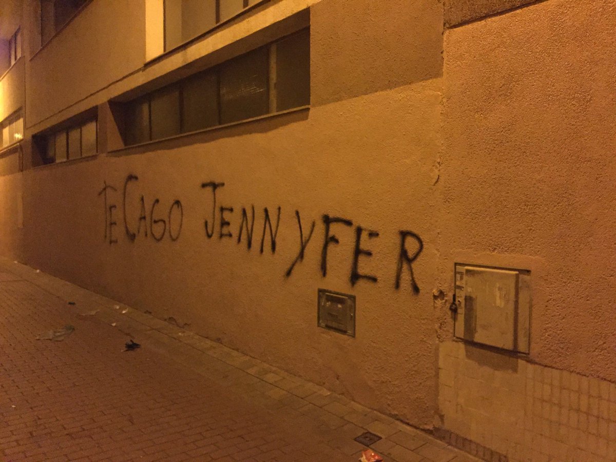 Projectes_G's tweet photo. Hola Vilafranca, algú té una foto que es vegi bé el "Te cago Jennifer" que no sigui una d'aquestes dues???? https://t.co/jtWCKOxsK1