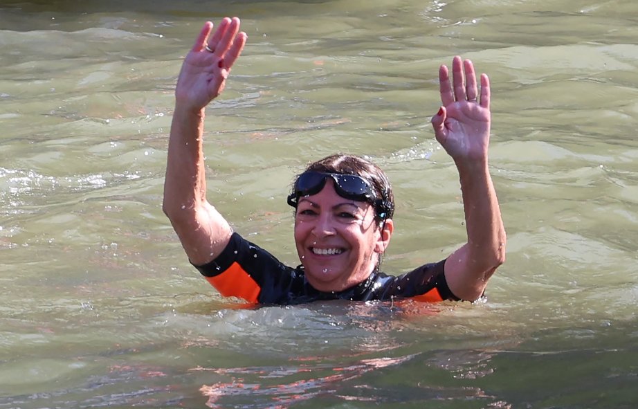 O Rio Sena é limpo o suficiente para receber várias das provas olímpicas?

Na quarta, a prefeita de Paris, Anne Hidalgo, cumpriu a promessa de que seria uma das primeiras a nadar no rio pra provar que ele estava despoluído.

Nadar no Sena era proibido há mais de 100 anos.