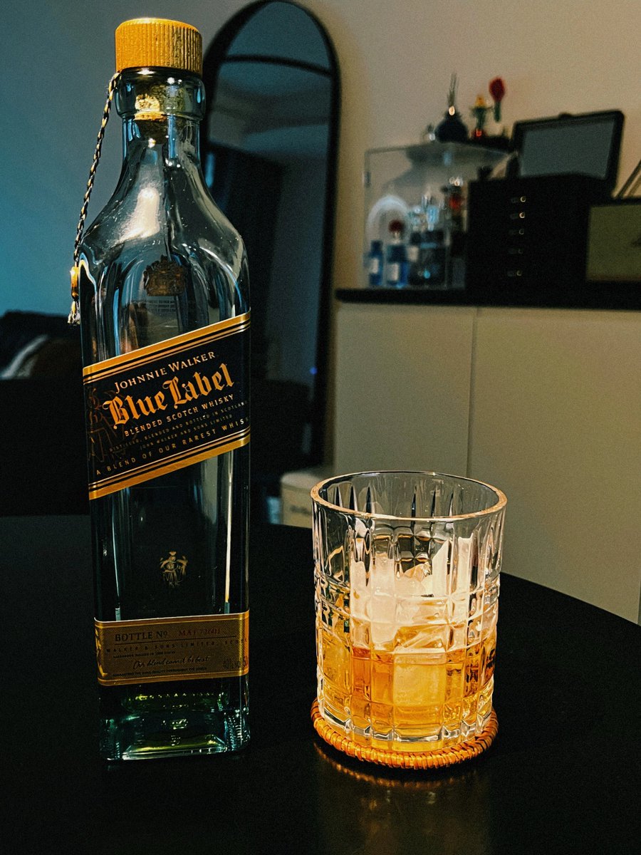 暑い🥵のでストレート派の私はロックせざるを得ません
今夜はお気に入りのウイスキーの一つ🥃
ジョニーウォーカーブルーレーベル💙
