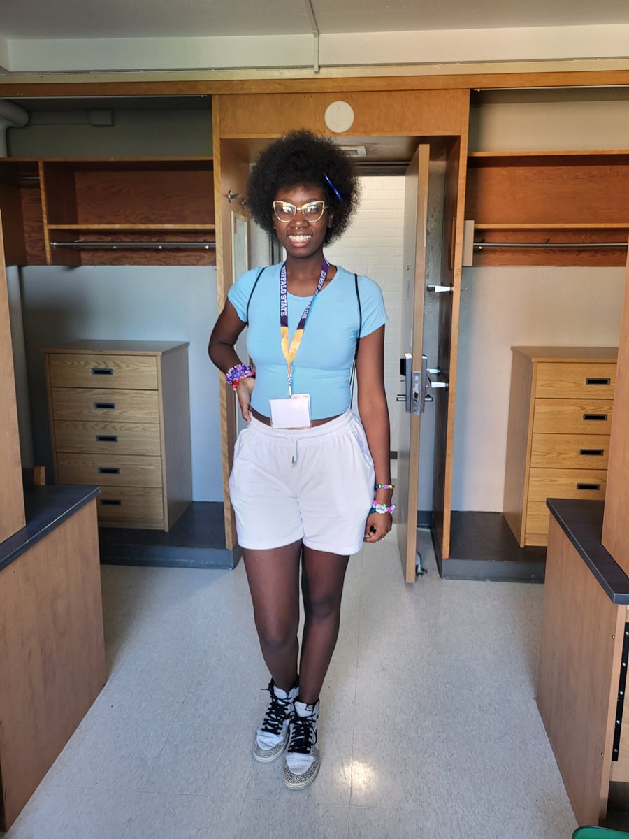 Sofa_loaf_'s tweet image. College orientation day 🥹 #proudparent #buffstate #buffalostate
