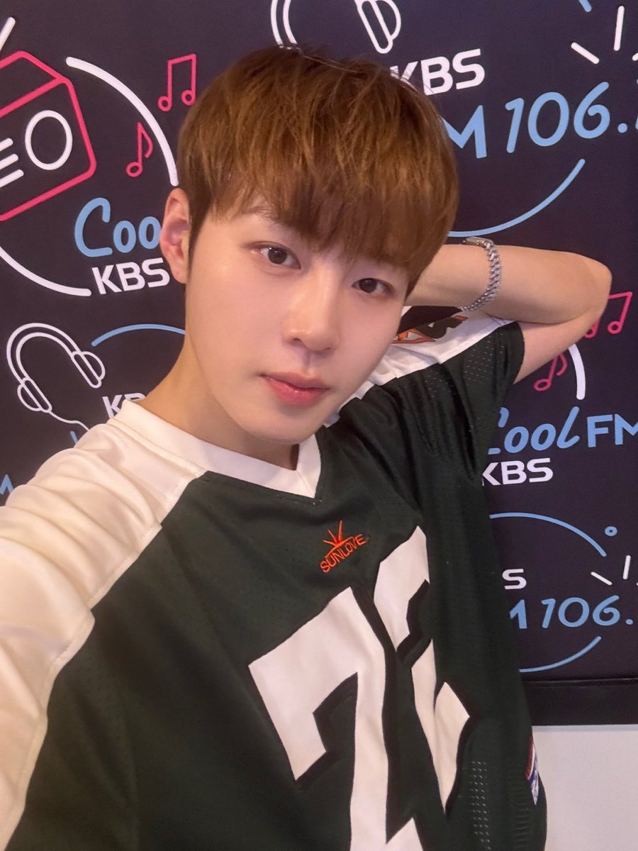 BPM_HSW's tweet photo. [#하성운] ⏰  

잠시 후 10시! KBS Cool FM <몬스타엑스 I.M의 키스 더 라디오>에 하성운이 출연합니다📻 
봐도 봐도 보고 싶은 성운이와 함께 목요일을 마무리해요✨ 

#HASUNGWOON #몬스타엑스아이엠의키스더라디오 https://t.co/5zYS5g3L28