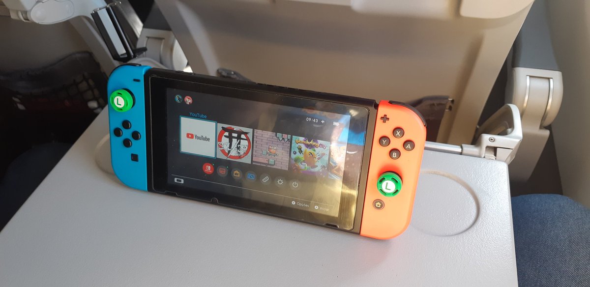 Realizando meu desejo de jogar switch no avião :D