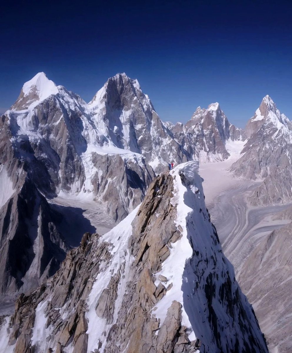 desnivelados's tweet photo. Thomas Huber ha intentado varias veces la cara norte del Latok I, que sigue siendo uno de los grandes problemas pendientes del himalayismo. En esta ocasión vuelve al #Latok con Jon Griffin y Tad McCrea:
https://t.co/6mI4kag6yY https://t.co/jfKXj6txlG
