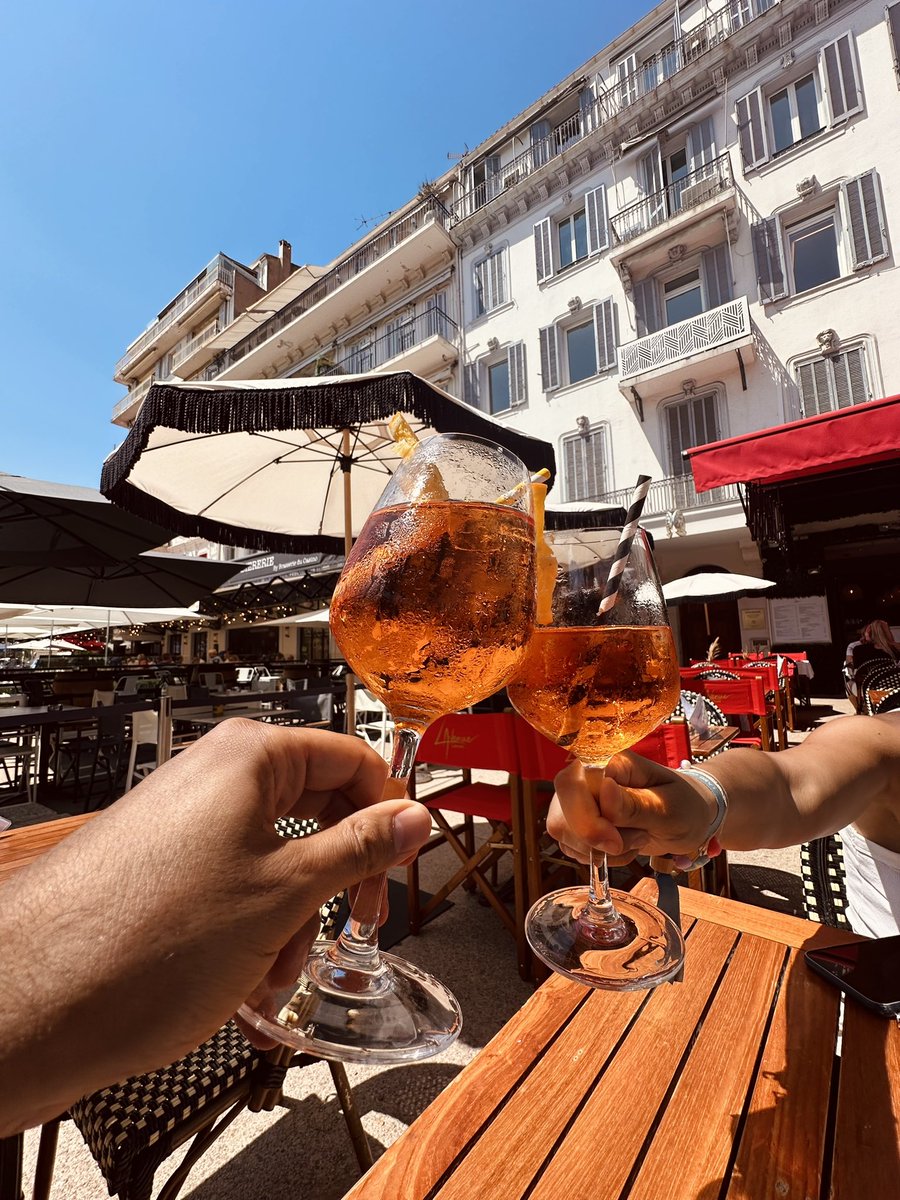 1 şişe suya 12 EUR verdim böyle devam ederse Cannes esnaf da yakında kepenkleri kapatır. Canım Bodrum💙