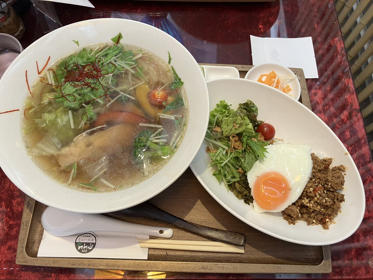 Star_Dictionary's tweet photo. 今日は、久しぶりのリアル打ち合わせでした〜。
いつも満席で気になってたふぉーの店へ。
お腹いっぱい！食べすぎて、晩御飯全然食べれてない…でも美味しかった〜
制作した名刺とても気に入ってると言ってもらえて感激✨リアルで言ってもらえるとさらに嬉しかったです☺️ https://t.co/12PnOuWcFn