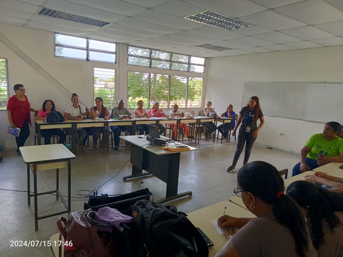 YAR32A's tweet photo. Con @FormarnosV estuvimos en la comunidad de San José; @Lealeleneo, @Ovie2Ma y @Cesarchirinosya en una tertulia formativa sobre el uso de las redes sociales y su impacto en la sociedad.

#VenezuelaObrera
¡Vamos!
@Gabrielasjr
@LarosaInfove
@InfocentroOce https://t.co/q9avY8JkVe