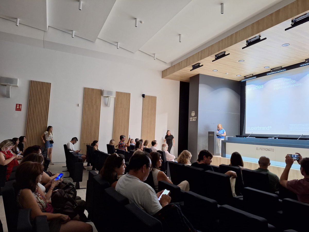 dipvalencia's tweet photo. 👤📜 La vicepresidenta segona de la @dipvalencia, @rmazzolari, assistix a la presentació del projecte Talentum.

👥🏡 Una iniciativa impulsada per @TUCAL1420, fomentant el retorn del talent jove en les zones rurals de la província de València. https://t.co/FOJyUeuqTR