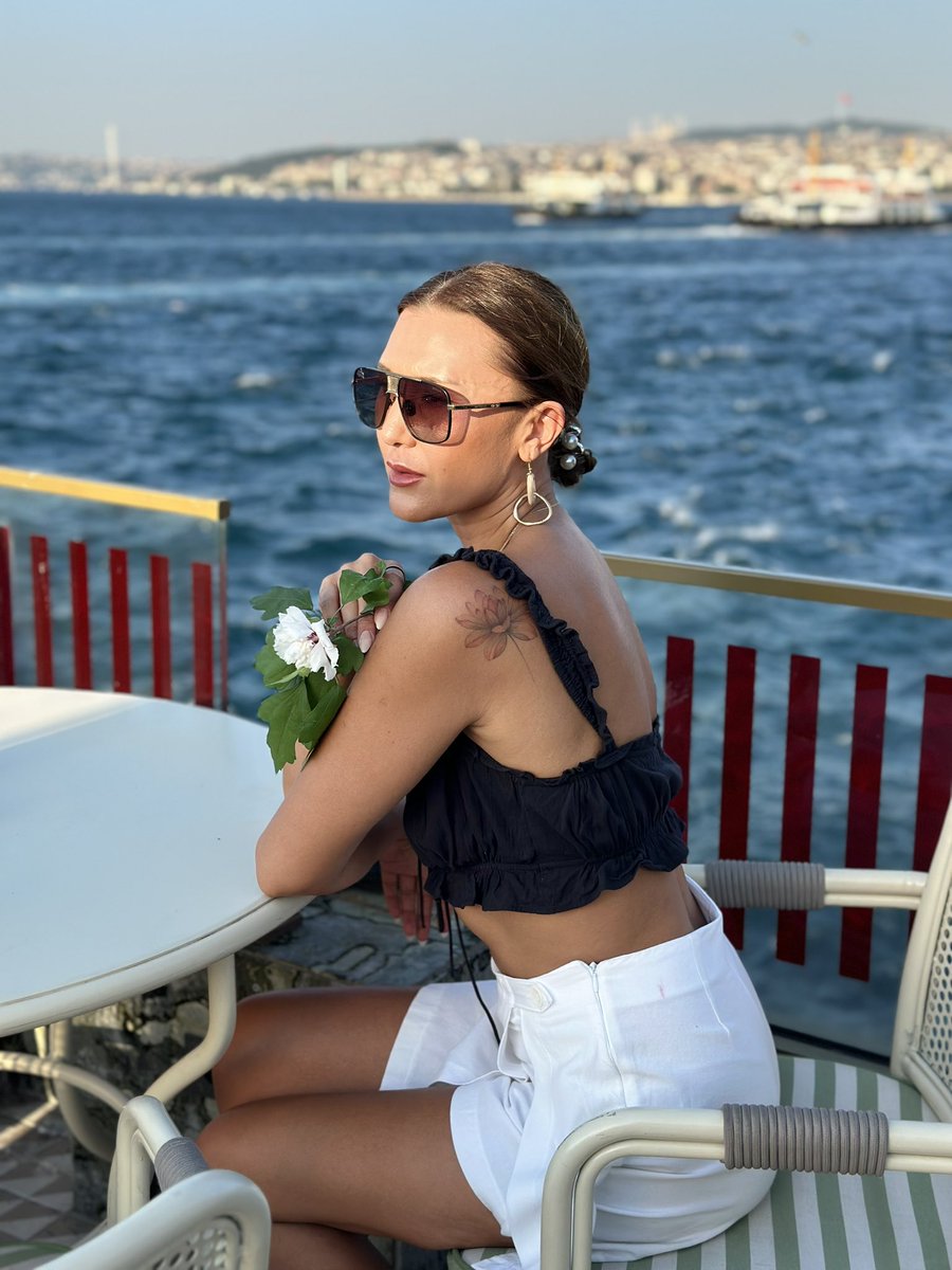 DiDilyara's tweet photo. Сидит, як бохатая https://t.co/9EdGGtPNQR