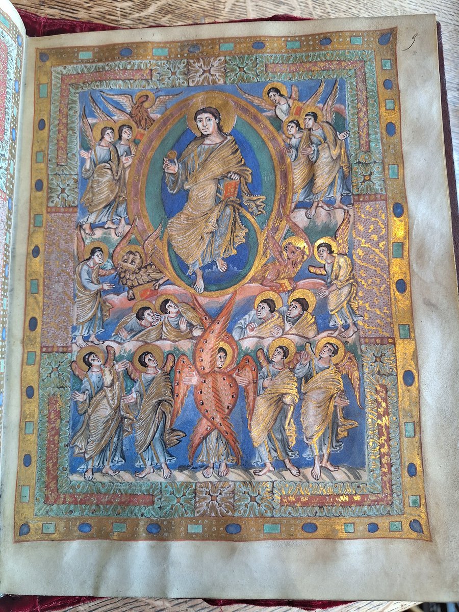 MaxenceHermant's tweet photo. De sortie aujourd'hui pour un futur projet, l'extraordinaire Sacramentaire @laBnF commandé par Charles-le-Chauve en 869-870. Un chef-d'œuvre absolu de l'enluminure https://t.co/O7NkvBCnuk