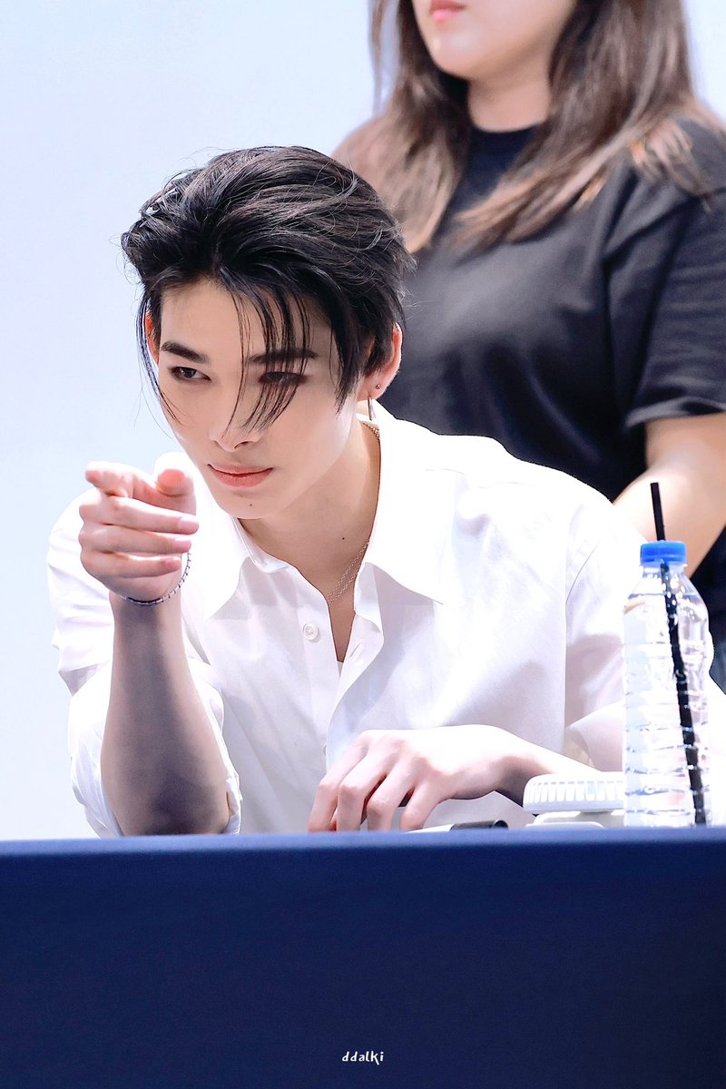 오늘 와이리 아름답지 오늘 왜이러지 진짜 너무너무 이뽀....