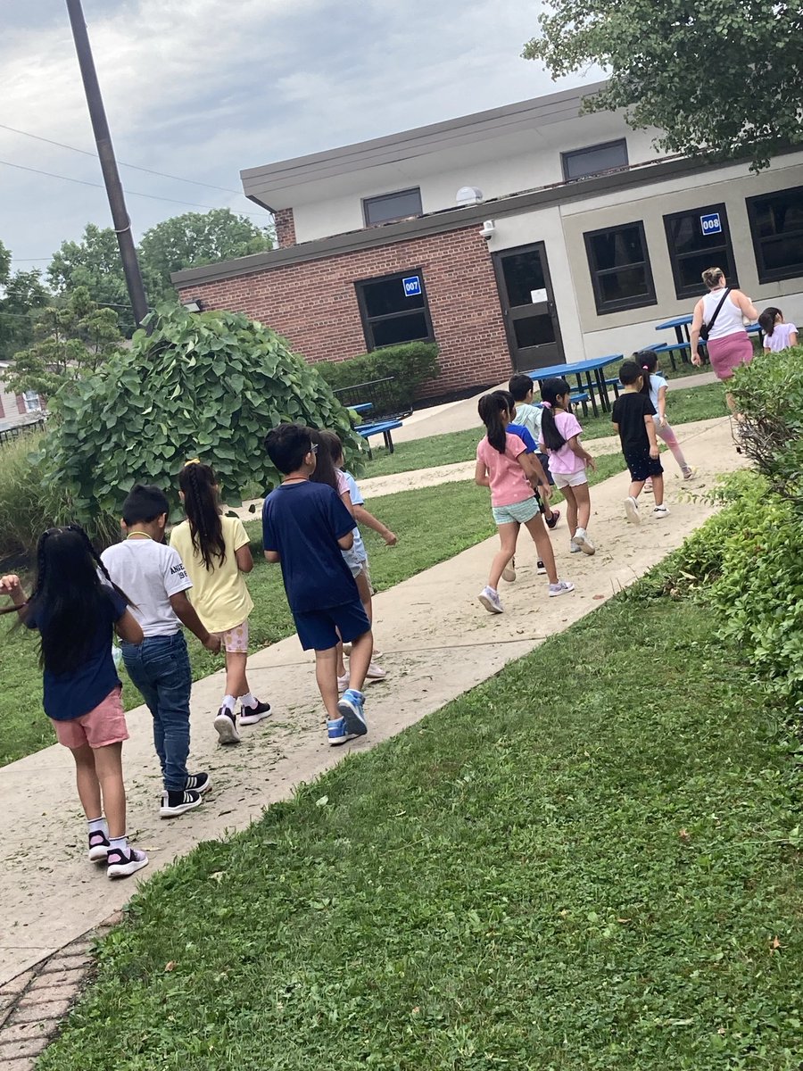 What a great day for a walking field trip to the Flemington Public Library! Students can’t wait to receive their library cards. 📚📖⁦<a href="/FlemRarSchools/">FlemRarSchools</a>⁩ ⁦<a href="/desmaresschool/">Desmares School</a>⁩ ⁦<a href="/RobertHunterES/">Robert Hunter</a>⁩