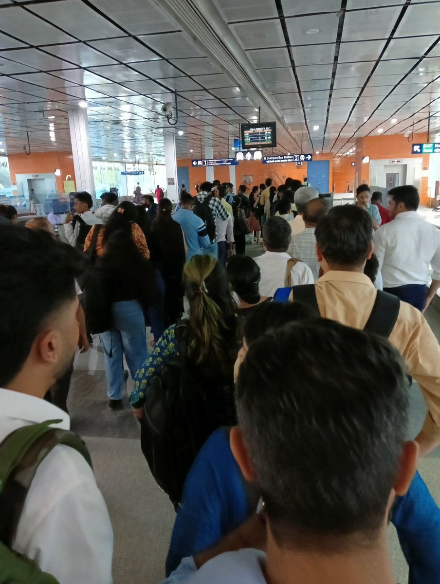 caankitvarshney's tweet photo. @OfficialDMRC #delhimetro
Daily ka drama 
Metro station : Delhi aerocity
maximum machines at the metro station are either not in working condition or very slow
daily facing long queue to enter matro station 
matro staff going to enter without que. 
please look at this. https://t.co/lVI1pHtFKJ