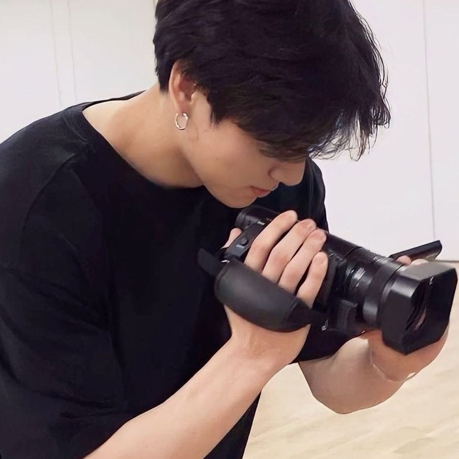 taegukfm's tweet photo. #taekookau 🔞

where taehyung asks his best friend jeongguk to record a video for his cam boy account. jeongguk knows he’s a cam boy but he never watched any of his videos. taehyung’s intentions however, are completely different. https://t.co/WkA4vKKJGO