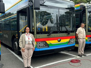 #EnFotos📸 Pdte. <a href="/NicolasMaduro/">Nicolás Maduro</a> incorporó 100 nuevas unidades de transporte para el sistema Metrobús en la ciudad capital. También informó la recuperación de 126 unidades.
#VenezuelaObrera