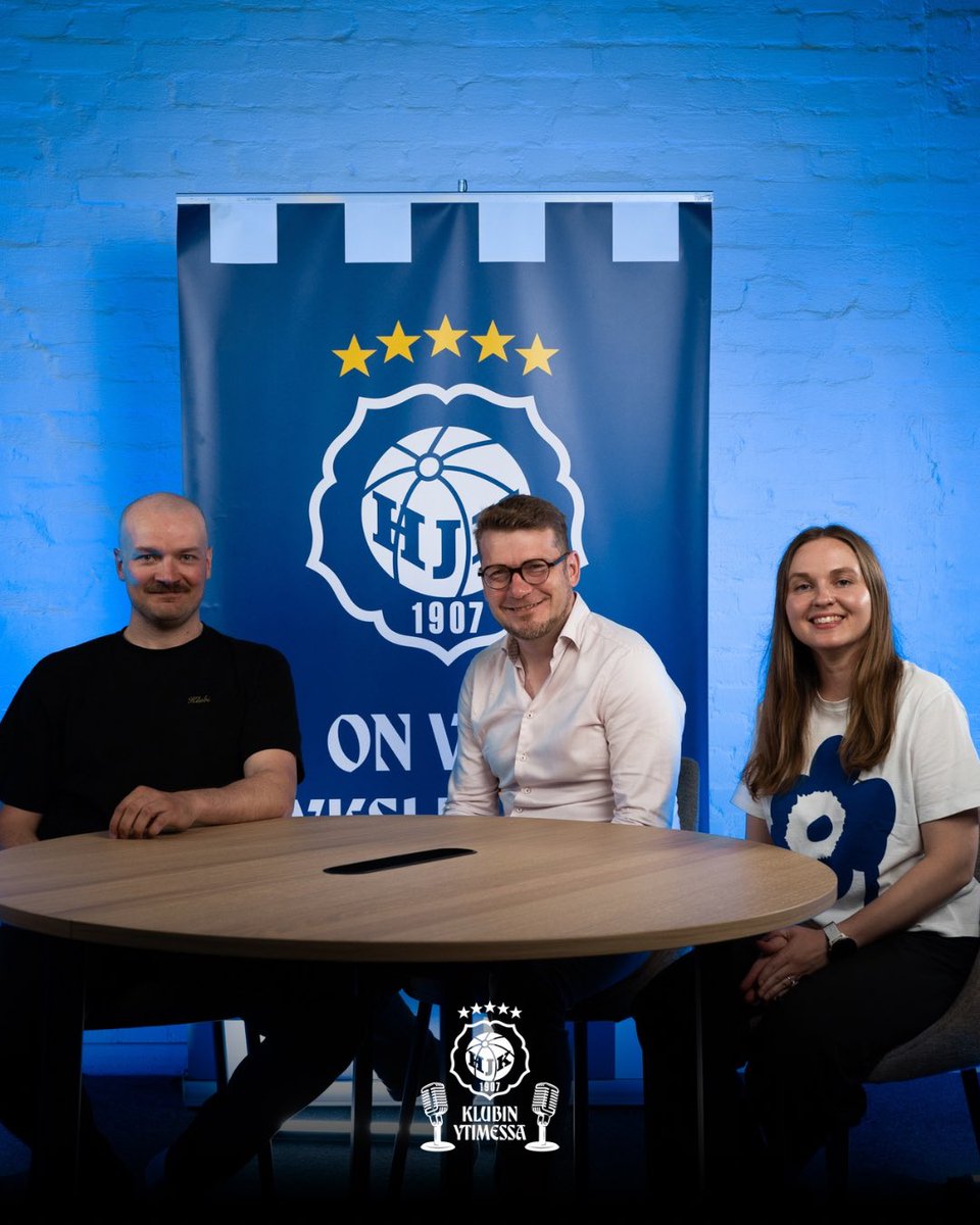 hjkhelsinki's tweet photo. Uusin Klubin Ytimessä -podcastin jakso julkaistu ✅

👥 Vieraina ovat HJK:n naisten joukkueen ankkurisijoittaja Sammeli Sammalkorpi sekä naisten osakeyhtiön toimitusjohtaja Katariina Kurikka. Jakson alussa ääneen pääsee myös naisten kapteeni Maaria Roth.

ℹ️ Toisessa jaksossa puhutaan naisten jalkapallopn liittyvistä ennakkoluuloista ja niiden murtamisesta, naisfutiksesta varteenotettavana sijoituskohteena sekä Sammalkorven ja Kurikan urakoinnista edellä mainitun aseman parantamisen eteen.

▶️🎧 Kuuntele Spotifysta ja tilaa kanava
🔗👉 https://t.co/KBzewoGRNE

#HJK #KlubinYtimessä #OnVainYksiKlubi | @HJKNaiset