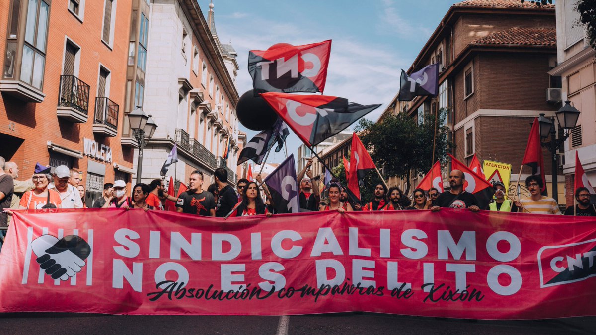 El mejor homenaje es continuar la lucha 🔥 Y si vienen tiempos oscuros, que siempre lo han sido para la clase trabajadora, que nos pillen juntas, organizadas, alegres y determinadas a no rendirnos, a seguir avanzando. Porque fueron, somos #MemoriaEsLucha #MemoriaLibertaria 🖤❤️💜