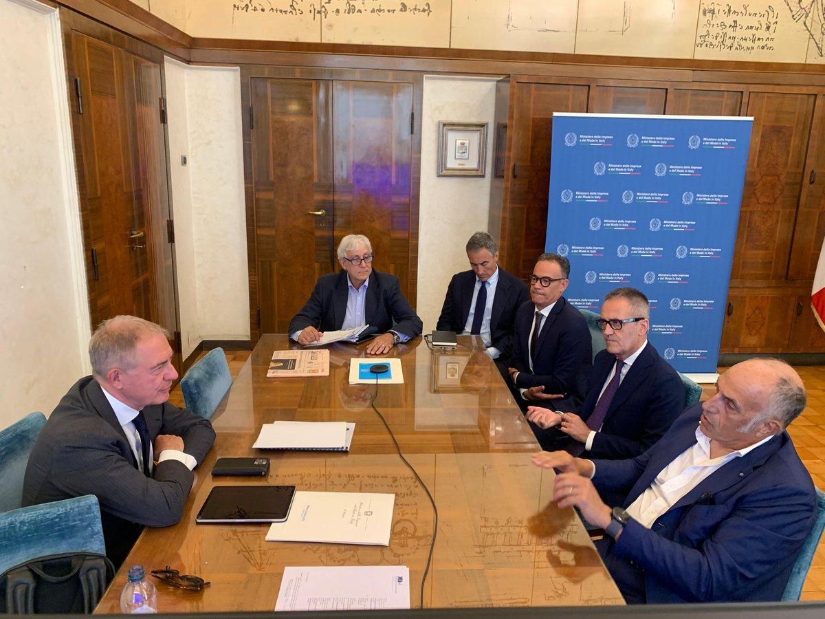 Le sfide e le prospettive del settore dell’#elettrodomestico e l’impatto della transizione green sono stati i temi al centro dell’incontro al #Mimit tra il ministro <a href="/adolfo_urso/">Adolfo Urso</a> e Francesco <a href="/CasoliF/">francesco casoli</a>, Presidente @Elicaspa, azienda attiva nella produzione di cappe e piani cottura.