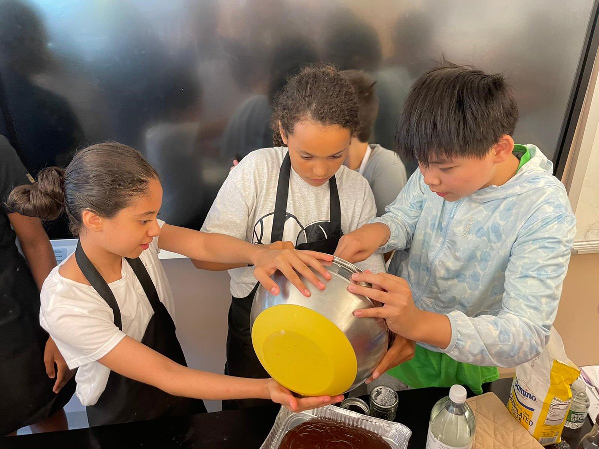 NYCID's tweet photo. SONYC 48 Summer Rising Program is having a blast making different dessert recipes from the early 1900s! #NYCID #SummerRising https://t.co/jflGH3vtSe