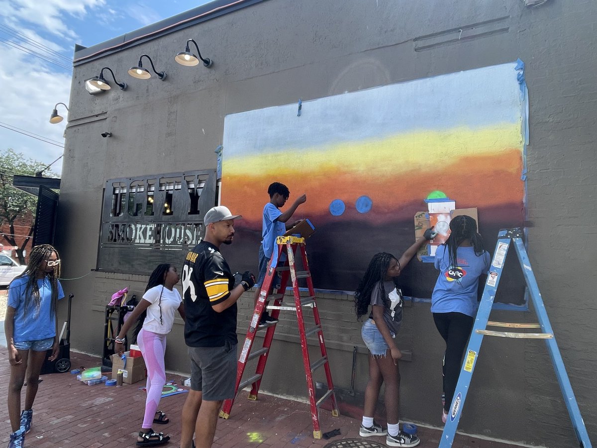 Mural painting at DC Smokehouse 13th and Good Hope. The kids are from the art program at the Laundromat. Nice #EotR vibes!