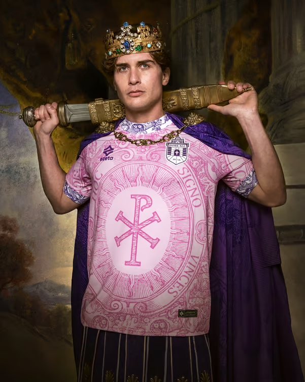 antigua_roma's tweet photo. No me digáis que no son espectaculares estas nuevas camisetas de equipos de fútbol italianos.

Una marca creativa las ha creado inspirándose en la historia romana. Por supuesto, mi favorita absoluta para la próxima temporada es la del Boreale, basada en Constantino. https://t.co/vfJrrT9zgg