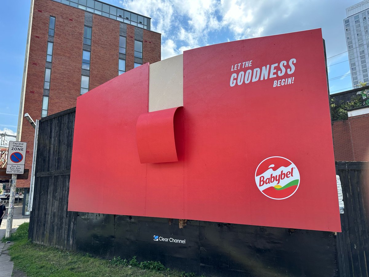 creapills's tweet photo. Le panneau de pub parfait pour Babybel https://t.co/2v53e1jHbP