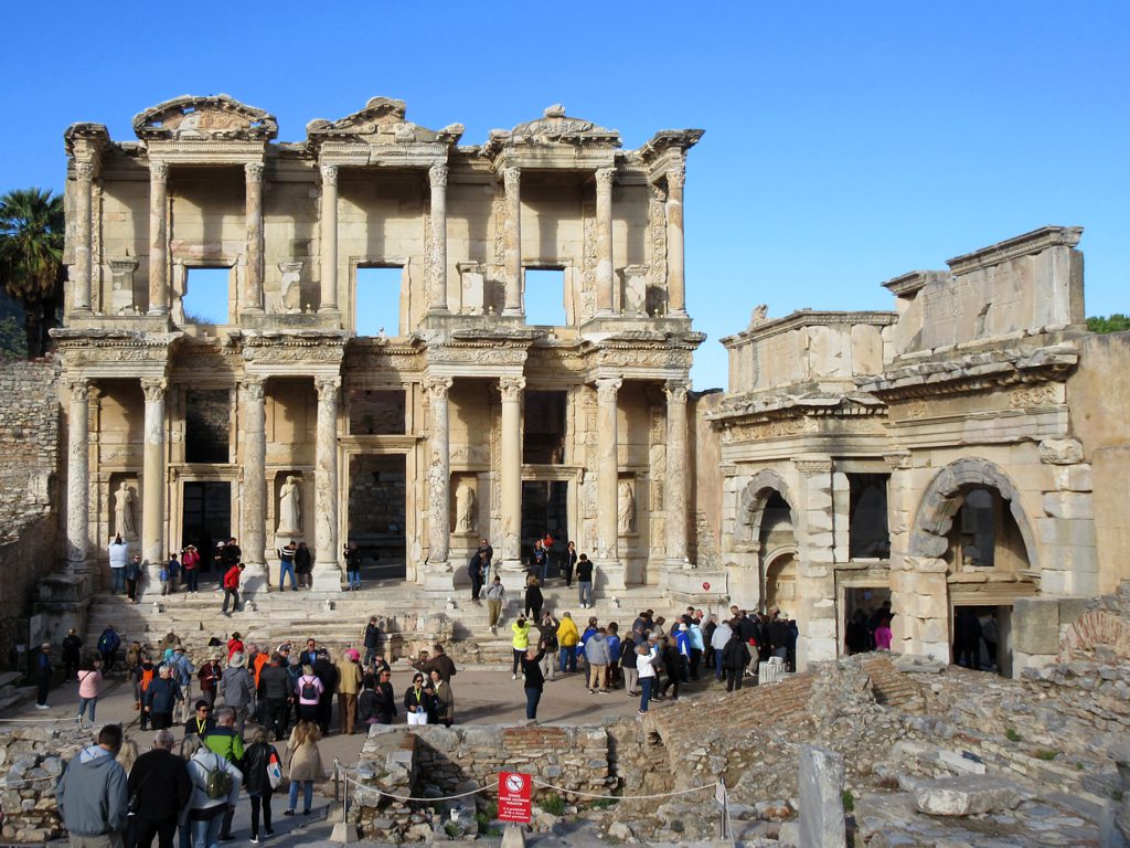 TravelStanley's tweet image. The 135 AD Library of Celsus left and the 40 AD Gate of Mazeus and Mithridates right stand at the focal point of the ancient city of Ephesus, Turkey. #LibraryofCelsus #GateofMazeusandMithridates #Ephesus #Turkey