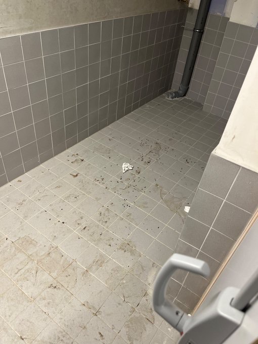CerfiaFR's tweet photo. 🇫🇷 FLASH | Loin des caméras, les dessous de l’organisation des JO montrent des conditions d’hébergement et de travail déplorables pour les agents de sécurité. Logés dans des bases vie insalubres, payés 12€/h, ils travaillent jusqu’à 60h par semaine. (via @Romain_Molina) https://t.co/wtvimmmgra
