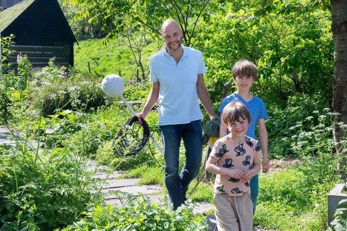 Wat weet jij al over de opkomst van #CitizenScience? 🧪🌍

De Dutch Societal Innovation Hub (DSIH) deelt kennis en ervaringen. Door en voor experts en vrijwilligers in het werkveld.🤝

Lees het online magazine en meld je aan voor volgende publicaties: magazine.gezondstedelijklevenhub.nl/dsih_magazine_…