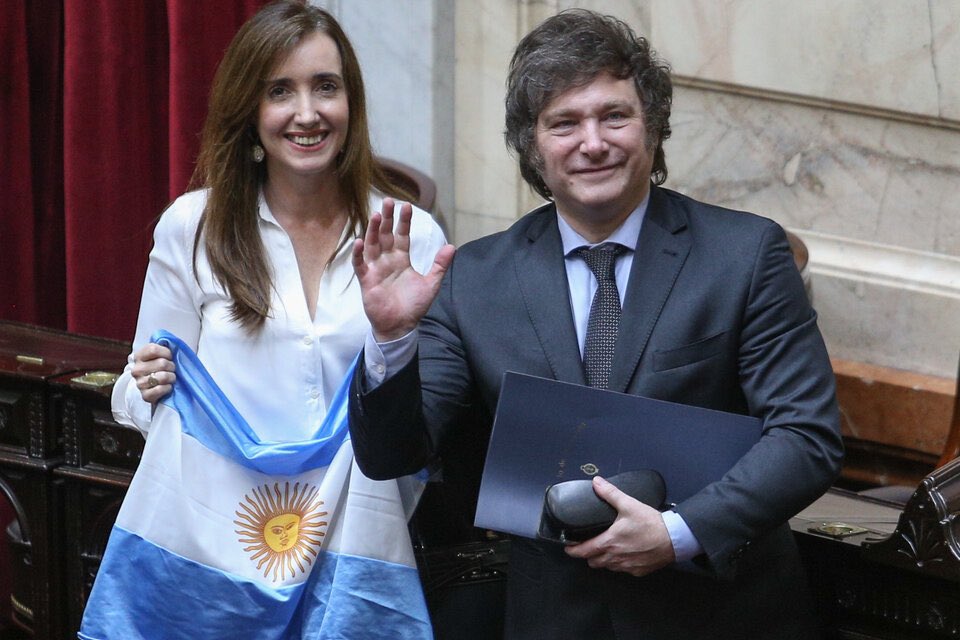 CerfiaFR's tweet photo. 🚨🇦🇷🇫🇷 FLASH | La vice-présidente argentine, Victoria Villarruel, défend Enzo Fernandez et l’équipe d’Argentine en critiquant la France :

« L'Argentine est un pays souverain et libre. Nous n'avons jamais eu de colonies ni de citoyens de seconde classe. Nous n'avons jamais imposé notre mode de vie à qui que ce soit. Mais nous ne tolérerons pas non plus qu'on nous l'impose. L'Argentine s'est construite avec la sueur et le courage des Indiens, des Européens, des Criollos et des Noirs comme Remedios del Valle, le Sergent Cabral et Bernardo de Monteagudo. Aucun pays colonialiste ne nous intimidera à cause d'une chanson de stade ou pour avoir dit des vérités que l'on ne veut pas admettre. Assez de simuler l'indignation, hypocrites. Enzo, je te soutiens, Messi, merci pour tout ! Argentins, toujours la tête haute ! Vive l'Argentinidad ! 🇦🇷 » (X)
