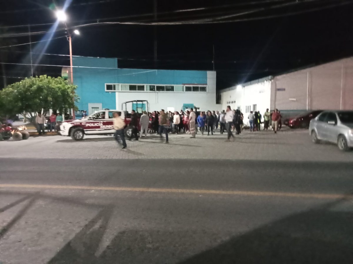 laredcincoradio's tweet photo. 🚩|| La noche de ayer, cerca de 100 personas intentaron linchar a un presunto violador de un menor, en Tepanco. Los manifestantes clamaban justicia por la menor. Las autoridades aplicaron los protocolos antilinchamiento. #LaRedCincoRadio #Justicia #Tepanco #Seguridad https://t.co/xasplCd8wF