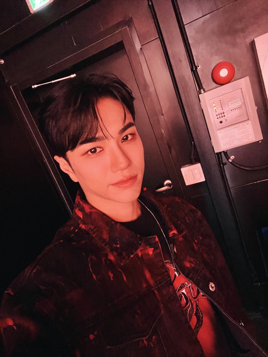 VannerOfficial's tweet photo. [#태환]

LO$ER=LO♡ER 를
영상으로 남길 수 있어서
너무나도 행복했어요!❤️
첫 단콘 생각 많이 나네요😊
앵콘은 또 얼마나 재밌을까요??😚

#VANNER #배너 #TAEHWAN https://t.co/Fn167KqMWK