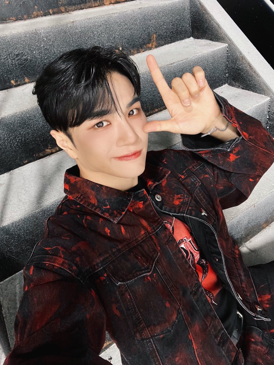 VannerOfficial's tweet photo. [#태환]

LO$ER=LO♡ER 를
영상으로 남길 수 있어서
너무나도 행복했어요!❤️
첫 단콘 생각 많이 나네요😊
앵콘은 또 얼마나 재밌을까요??😚

#VANNER #배너 #TAEHWAN https://t.co/Fn167KqMWK