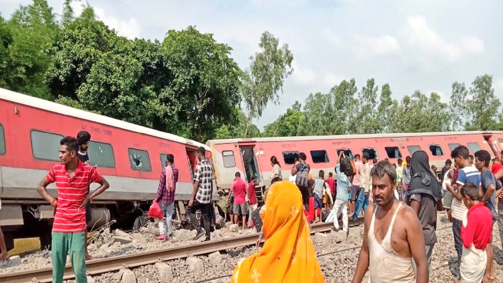 GESWA_BIHAR's tweet photo. रेलवे में अंतिम भर्ती परीक्षा कब हुई:- 
●Group D-2019
●ALP-2018
●RRB JE-2018
●RRB SSE-2015
●RRB NTPC-2019
•रेलवे में रिक्त पदों की संख्या- 3 लाख 
- रेलवे में कम कर्मचारियों के होने से प्रबंधन पर असर पड़ेगा जिससे ट्र��न दुर्घटना का खतरा हमेशा बना रहेगा।
#GondaTrainAccident https://t.co/T6H5qpt1Np