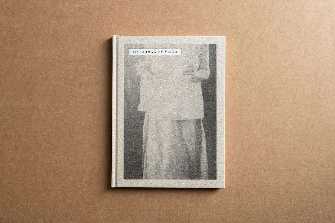 PhotographicSV's tweet photo. 🙌"I Imagined It Empty" ("Yo la imaginé vacía" en castellano), resultado del Star Photobook Dummy Award, ¡seleccionado por @photoespana entre los mejores del año!
Un fotolibro publicado por Ediciones Posibles, @Editorial_rm y #Phree. ¡Consigue un ejemplar en sus tiendas online! https://t.co/mJXOOW7NQR