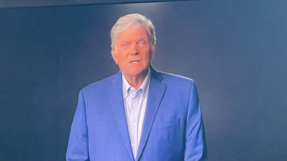 RandyCalypso's tweet photo. "The Christian Profit Franklin Graham has been on TV every night this week encouraging folks who are struggling to close their eyes and pray … it’s easier for him to pick their pockets and boost his multi-millionaire lifestyle when the gullible are distracted and blinded." (MD) https://t.co/CVFt6usaVd