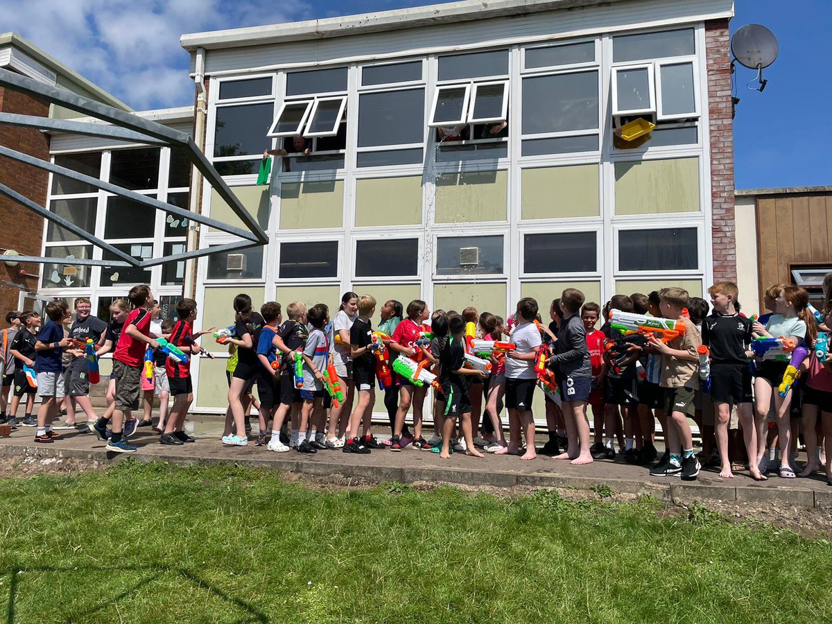 LlanFach2024's tweet photo. Water fight 💦 💦 https://t.co/GwMEU5Dq7E