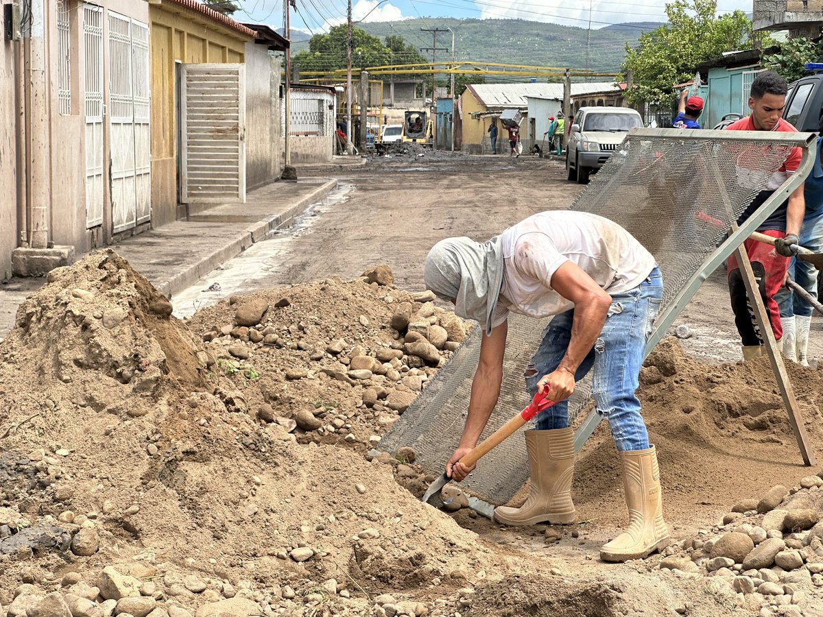 Cumpliendo instrucciones de nuestro CJ Pdte. <a href="/NicolasMaduro/">Nicolás Maduro</a> avanzamos con la recuperación de viviendas afectadas por las fuertes lluvias en #Cumanacoa municipio Montes, estado Sucre.

#VenezuelaObrera