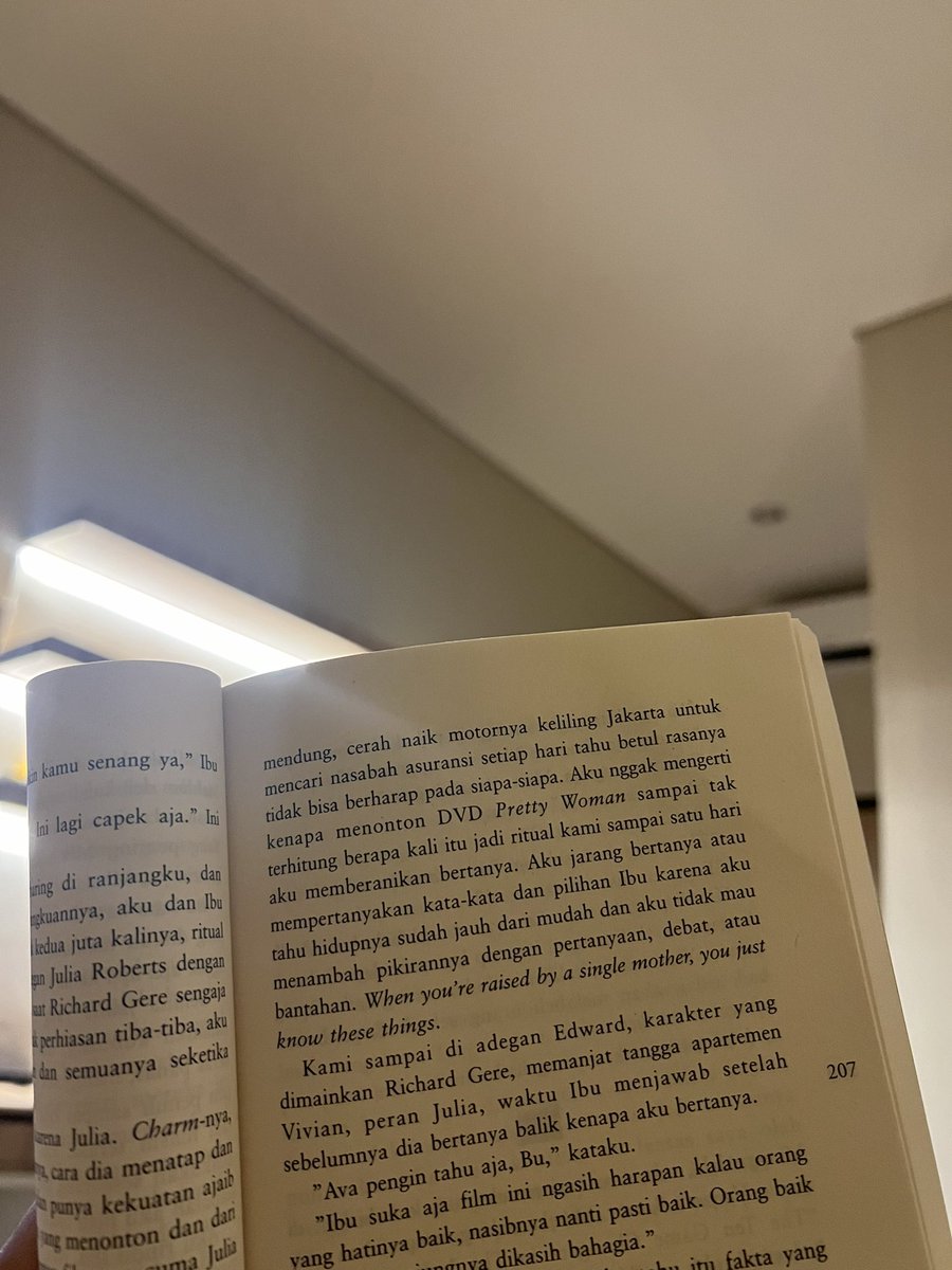 apipong_'s tweet photo. Mulai baca novel lagi, terakhir baca tahun lalu dan cuma 1 buku. Shame on me. Tiktok merusak attention span kuu. Huhuhu https://t.co/HvUrpxsukv