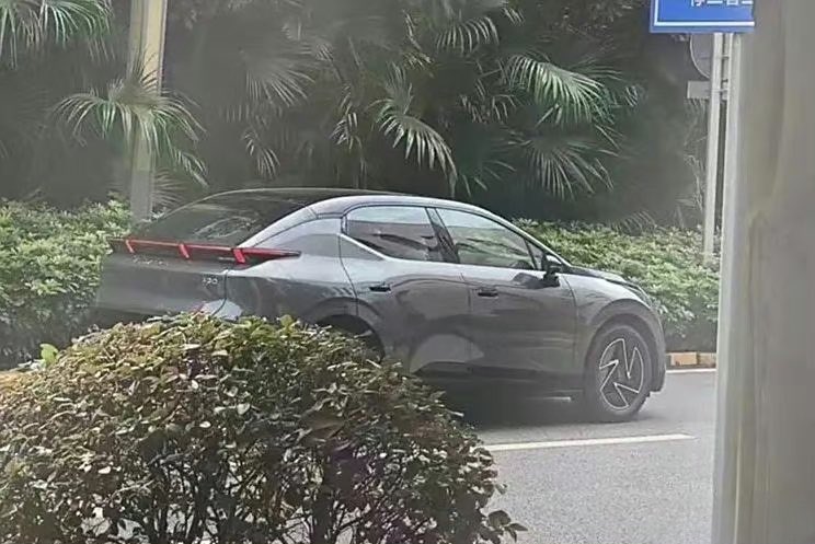 DriveGreen80167's tweet photo. Lynk & Co Z20?? 🤔🚗 #LynkCo #SpyPhoto https://t.co/9qoukhkBwC
